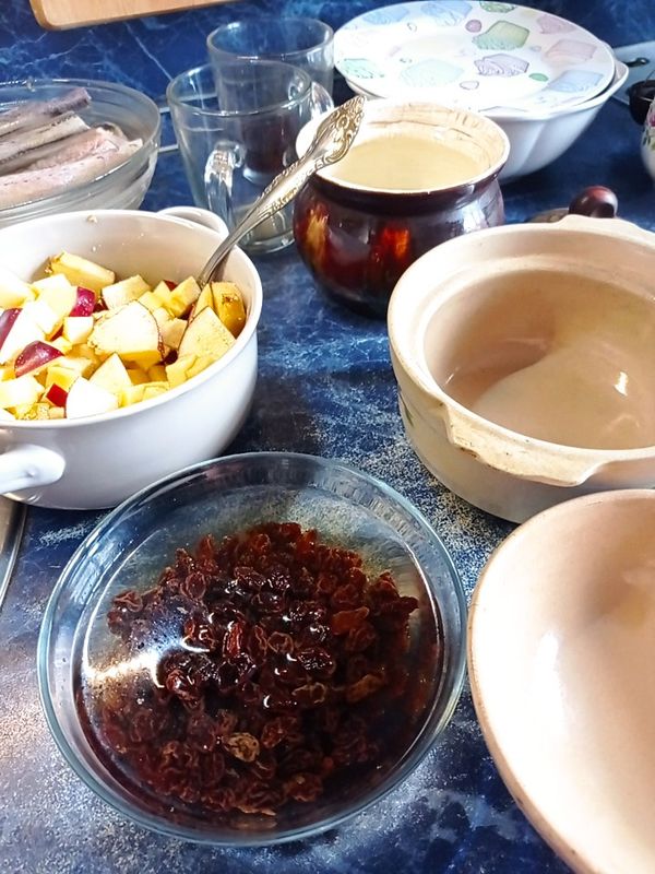Репа с яблоком и изюмом в горшочке