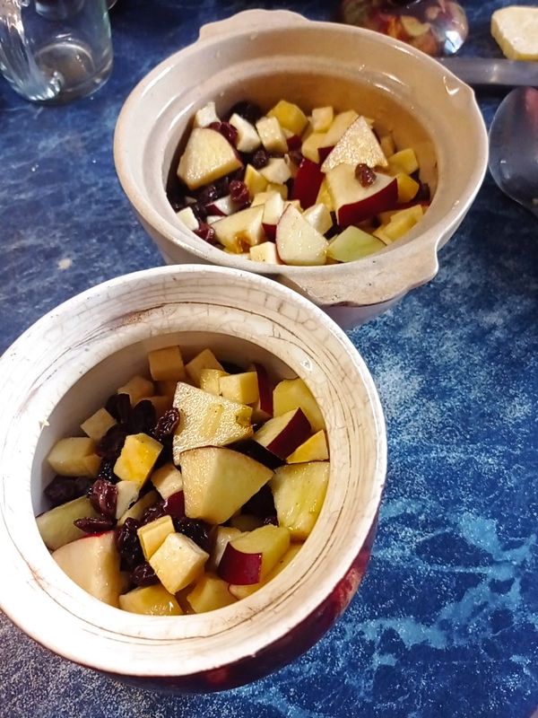 Репа с яблоком и изюмом в горшочке